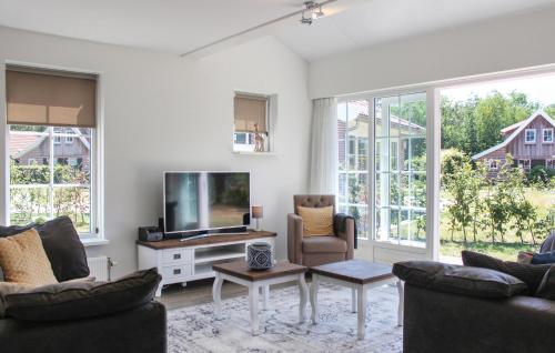 Televisyen dan/atau pusat hiburan di Beautiful Home In Hoge Hexel With Wifi