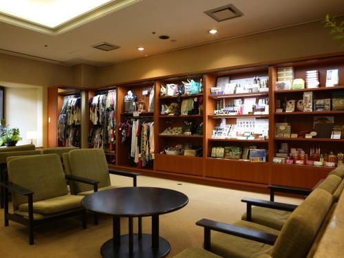 a store with chairs and a table in a room at ダイヤモンド鎌倉別邸ソサエティ in Kamakura