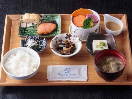 a wooden tray with different types of food on it at ダイヤモンド鎌倉別邸ソサエティ in Kamakura