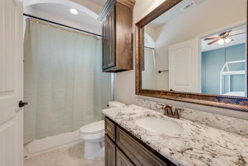 Ένα μπάνιο στο Iron & Ivy 5br5ba Sleeps 12