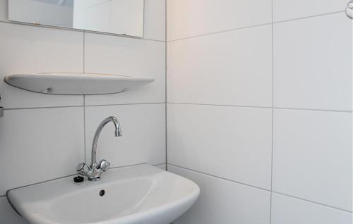 a white bathroom with a sink and a mirror at Buitengoed Het Lageveld - 93 in Hoge-Hexel