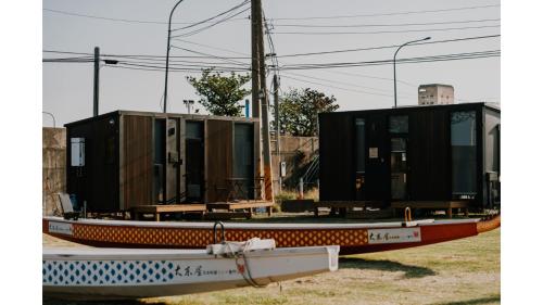 a boat with a house on the back of it at Fulu Dragon Boat Camping House 1 by Tiny Away in Ch'iao-t'ou