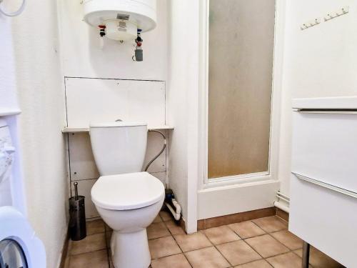 une salle de bain avec des toilettes blanches dans une chambre dans l'établissement BANYULS-SUR-MER: Appartement avec Terrasse, Clim, Parking et Animaux acceptés - FR-1-309-53, à Banyuls-sur-Mer
