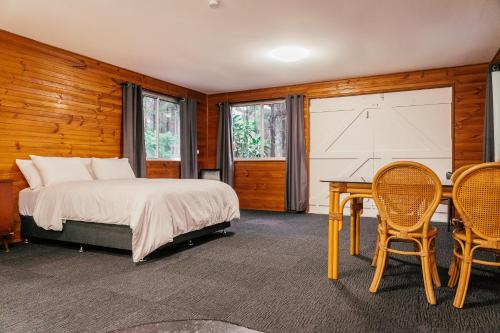 Ένα ή περισσότερα κρεβάτια σε δωμάτιο στο Woodbine Studio Cabin Retreat