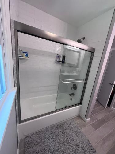 Mount OliveCozy Budd Lake Cul-de-Sac Home Lodge的浴室里有玻璃门的淋浴间