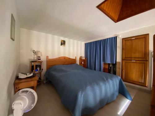 - une chambre avec un lit bleu et un ventilateur dans l'établissement Port Leucate: Charmante Villa 4 Pers. Proche Lac, Terrasse, Parking, Animaux Acceptés - FR-1-798-49, à Leucate