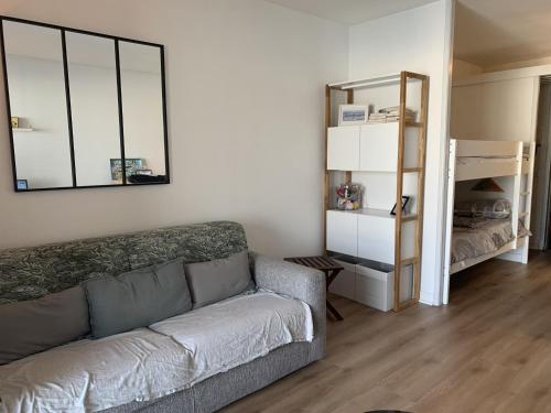 un salon avec un canapé et un miroir dans l'établissement Studio Contemporain - 2/4 pers - Centre de la Station - Parking Sécurisé - FR-1-796-60, à Gruissan