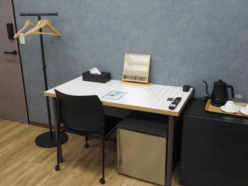 a desk with a chair and a box on it at マーケットステイ新宮 in Shingu