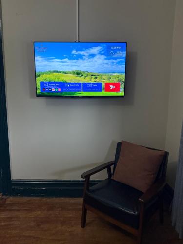 TV a/nebo společenská místnost v ubytování Bellbird Hotel