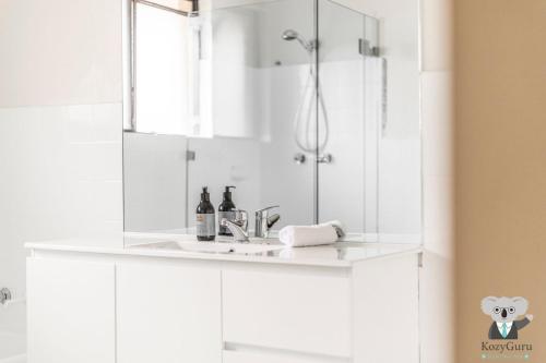 Ένα μπάνιο στο KozyGuru | Cabramatta | Spacious 3BR Townhouse