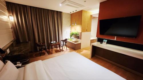 Giường trong phòng chung tại Polo Tourist Hotel