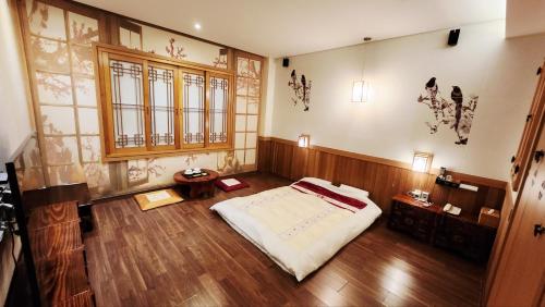 Giường trong phòng chung tại Polo Tourist Hotel