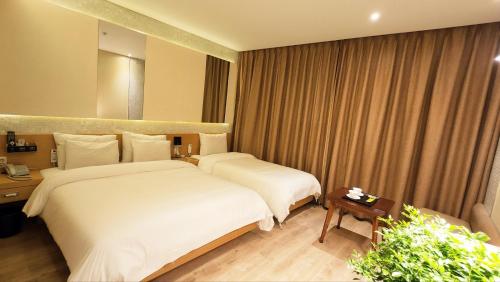 Giường trong phòng chung tại Polo Tourist Hotel