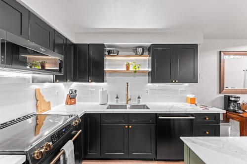 Gambar di galeri bagi Luxe Mountain- beautiful remodeled condo, pet friendly with community pool di McCall