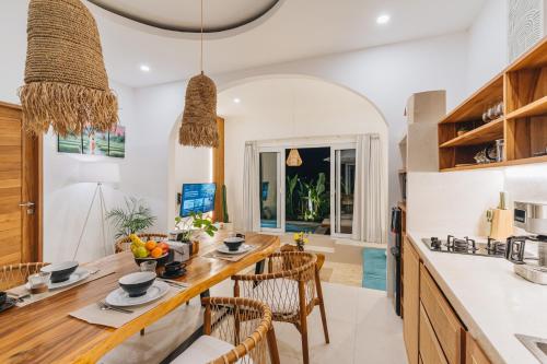 Η κουζίνα ή μικρή κουζίνα στο Villa Segara Angin
