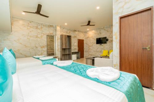 Una cama o camas en una habitación de JB Residency