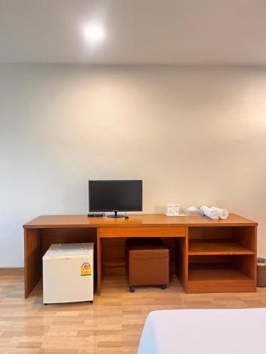 a desk with a television and a computer on it at ศรีสุภาวดีรีสอร์ท-Srisupawadee resort in Prachuap Khiri Khan