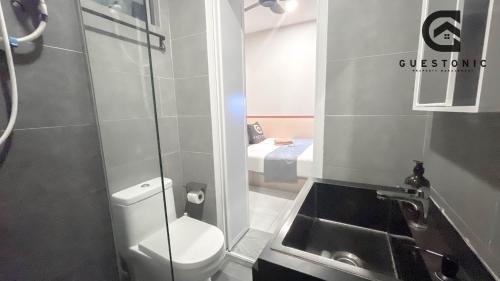 Koupelna v ubytování NeuSuite Cozy Studio by GUESTONIC