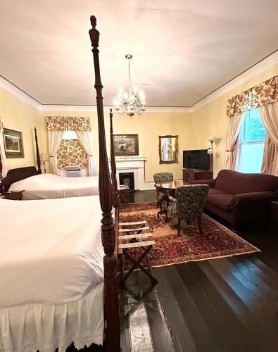 a bedroom with a bed and a living room at Belmont Inn in Shelbyville