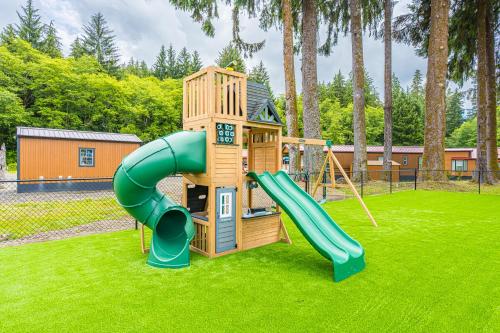 Ein Kinderspielbereich in der Unterkunft Rainforest Tiny Home Retreat #15