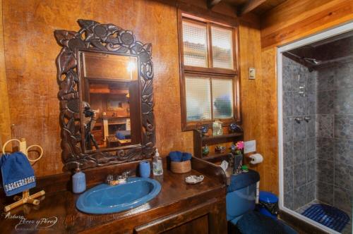 a bathroom with a sink and a mirror at Cabaña Vista al Cielo - Cabañas Terrazul in Pinal de Amoles