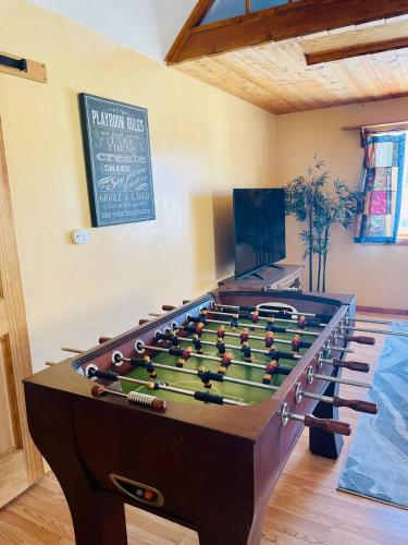Bilik permainan di Jacuzzi, game room near Lassen and Hat Creek