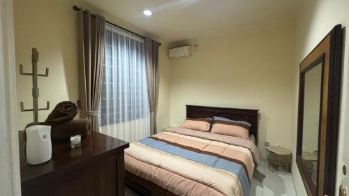Ένα ή περισσότερα κρεβάτια σε δωμάτιο στο Puncak azoul villa