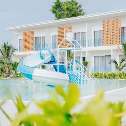 Bazén v ubytování Longlay Resort Rayong ล่องเล รีสอร์ท ระยอง nebo v jeho okolí
