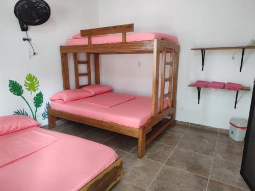 Cama o camas de una habitación en Hostal Rojoyale capurgana