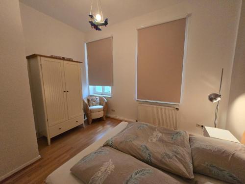 a bedroom with a bed and a dresser in it at Urlaub im Herzen von Celle in Celle