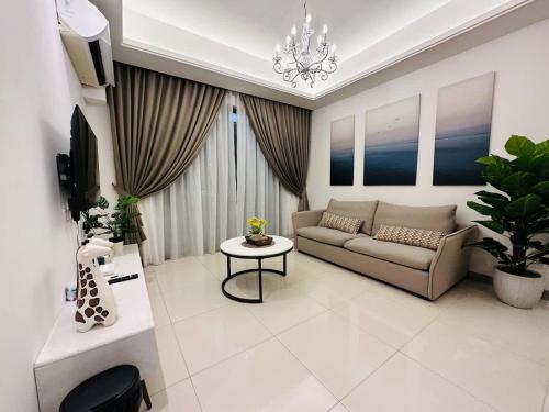 Χώρος καθιστικού στο Emerald Homes at R&F - free WiFi & 1 carpark - Dual-Key