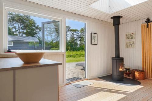 una cocina con estufa de leña en una habitación en Cozy House Near Beach And Town, en Frederikshavn