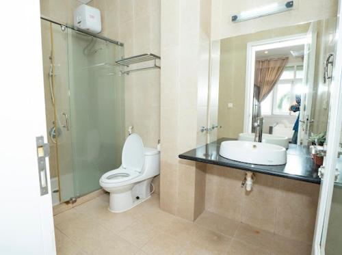 a bathroom with a toilet and a sink and a mirror at Biệt thự sealinks và căn hộ studio Ocean vista Sealinks Mũi Né in Phan Thiet