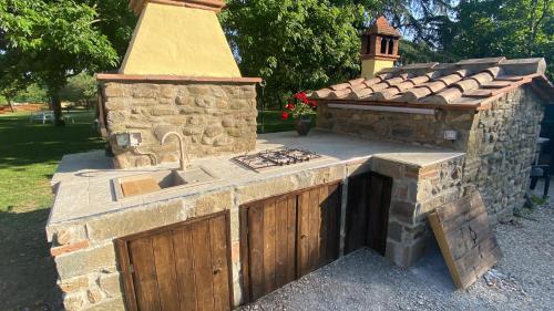 an outdoor kitchen with a sink and a stove at Casa Giogo in Arezzo