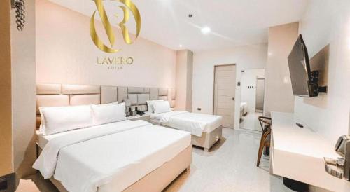 Postel nebo postele na pokoji v ubytování LAVERO SUITES