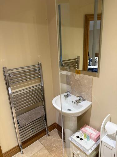 a bathroom with a sink and a mirror at The Star Inn Weaverthorpe in Weaverthorpe