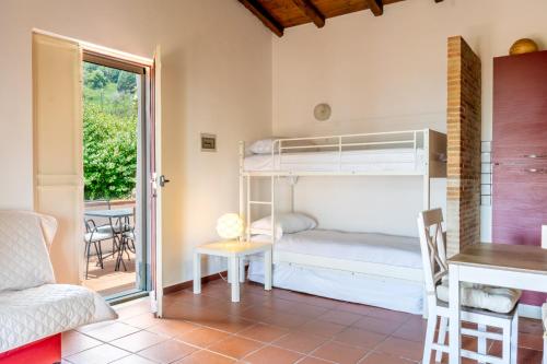 una habitación con una litera y una mesa en holidaysora Taormina - il giardino di Graziella, en Taormina