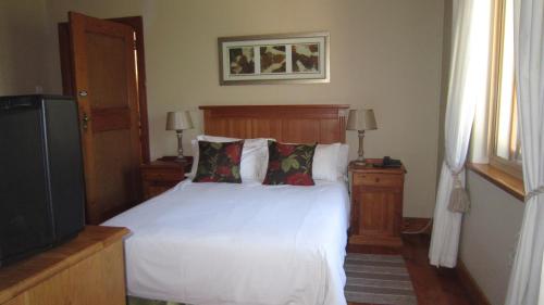 Una cama o camas en una habitación de Oak Tree Lodge