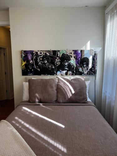 Ένα ή περισσότερα κρεβάτια σε δωμάτιο στο Spacious Napoleon Ave Mardi Gras Apartment