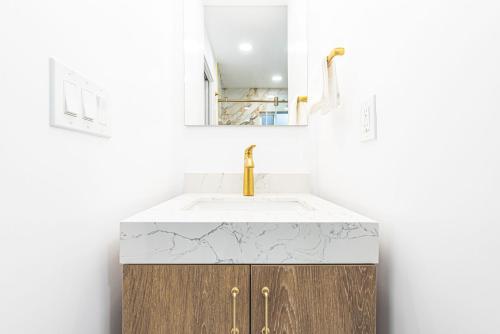 Φωτογραφία από το άλμπουμ του Updated 2Br Vintage Cottage In Central Location Near Beach By Beachview Rentals σε Νιούπορτ Μπιτς