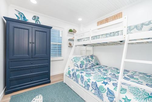 Ένα ή περισσότερα κρεβάτια σε δωμάτιο στο Updated 2Br Vintage Cottage In Central Location Near Beach By Beachview Rentals