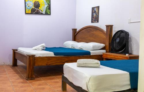 a room with two beds and twoirms sidx sidx sidx sidx sidx at Casa Lulú in Talamanca
