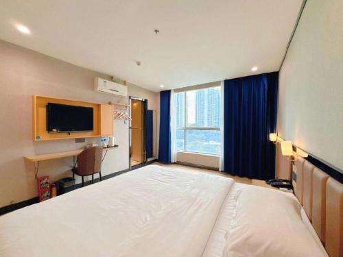 Ένα ή περισσότερα κρεβάτια σε δωμάτιο στο 7 Days Premium·Guangzhou Dongxiaonan Subway Station