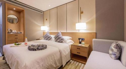 Una cama o camas en una habitación de Excemon Yuyao Hemudu Hotel