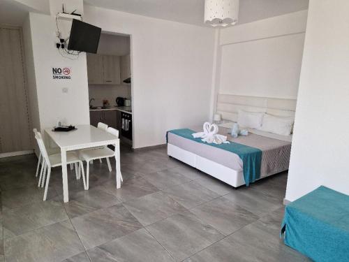 Ένα ή περισσότερα κρεβάτια σε δωμάτιο στο Christopher's Sandy Beach Suites