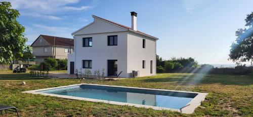 Casa doble con piscina a 1000 m de la playa