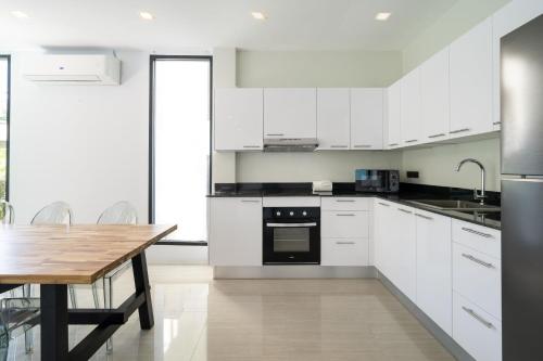 Dapur atau dapur kecil di Kata Bliss 3-Story Pool Villa near Beach - UTK4