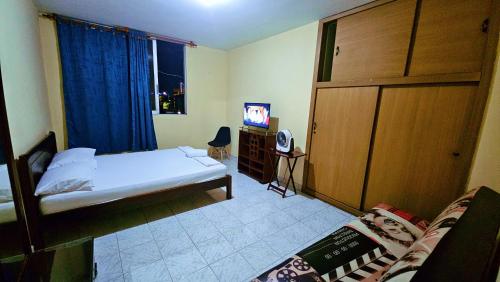 a bedroom with a bed and a tv in it at Mom's House Granada in Cali