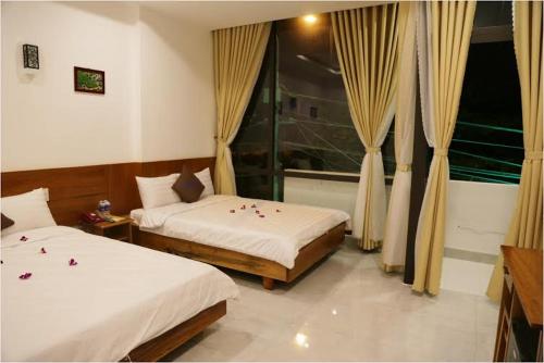 Giường trong phòng chung tại Danang Beach 2 Hotel
