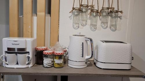 eine Arbeitsplatte mit einer Kaffeemaschine und einem Toaster in der Unterkunft T2 en centre ville in Issoire